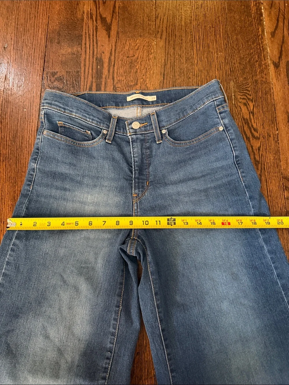 Levi’s 318 shaping Wide Leg Women’s Jeans in Medium Blue size 29